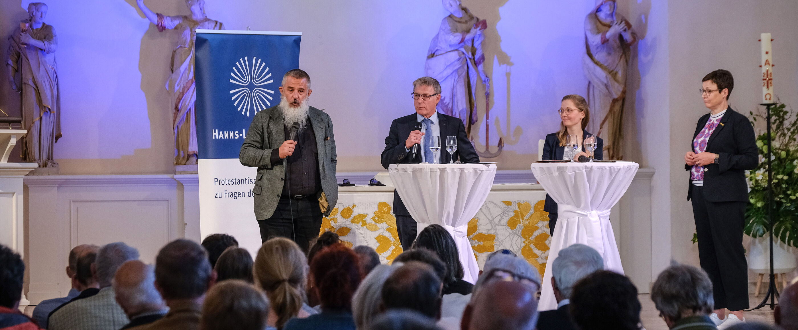 Eine Podiumsdiskussion in einer Kirche