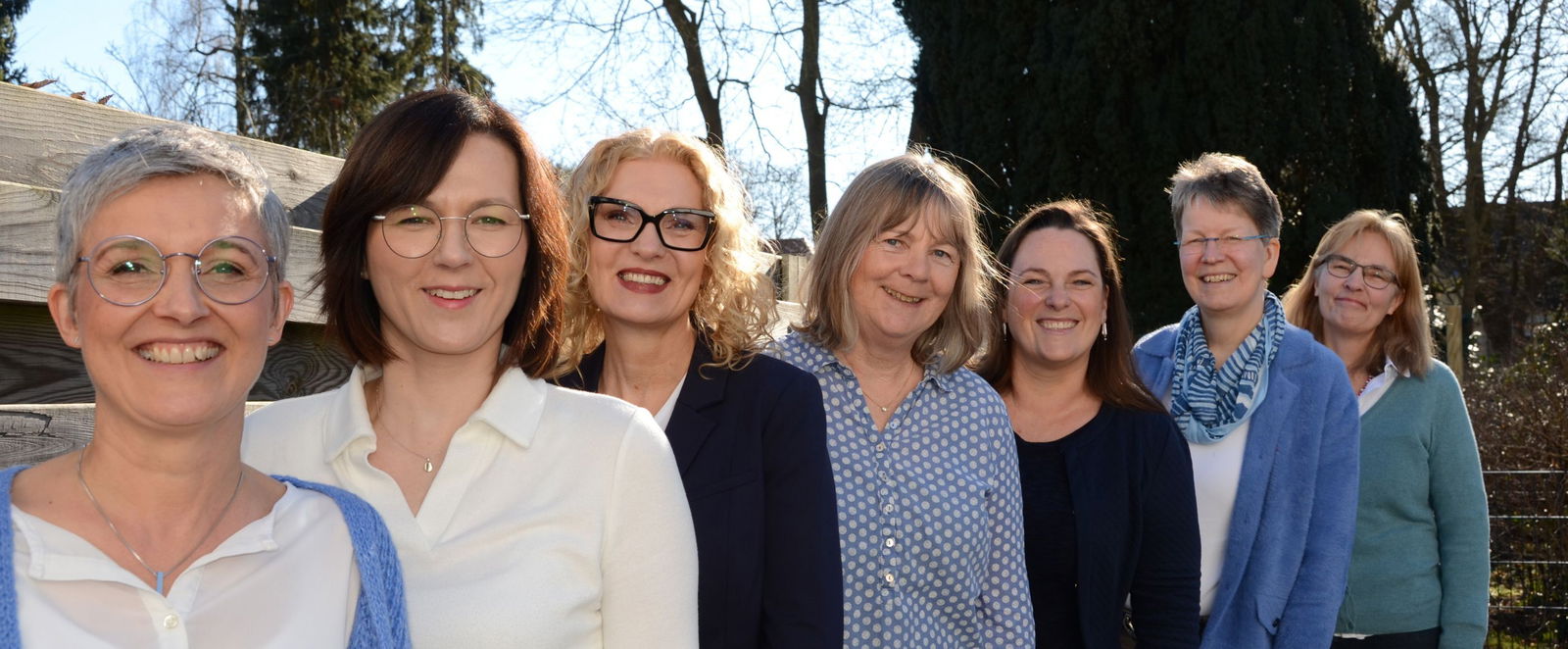 Sechs lächelnde Frauen.