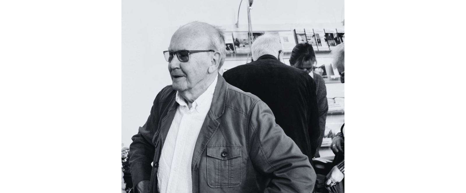 Ein schwarzweiß Foto eines Mannes.