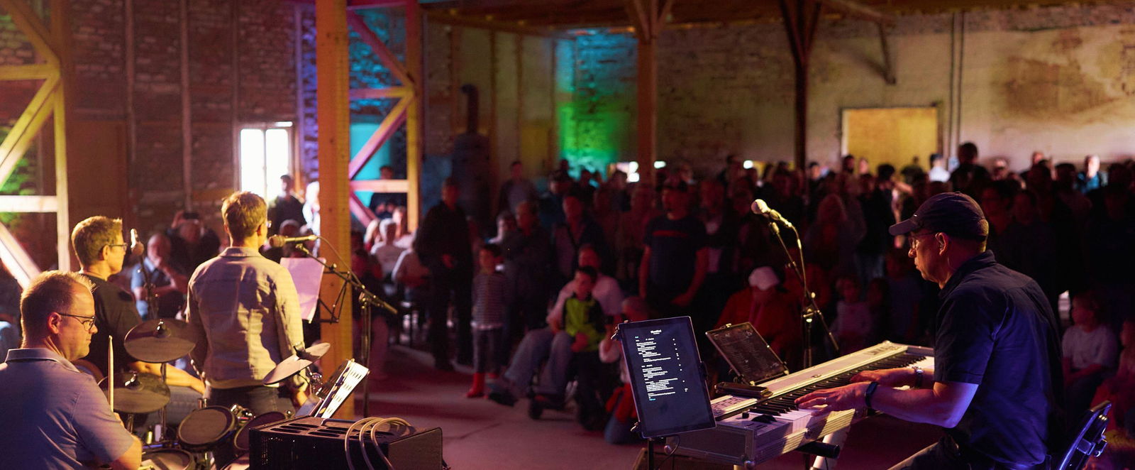 Eine Gruppe Musiker spielt vor Publikum