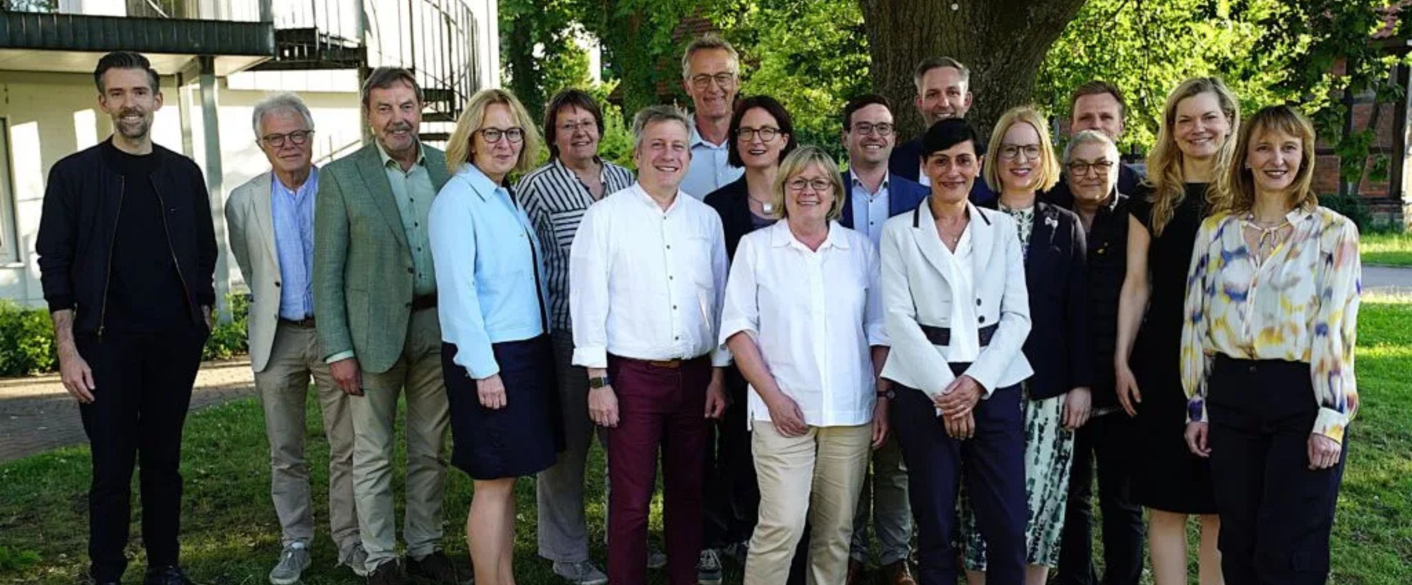 Eine Gruppe von Menschen unter einem Baum.