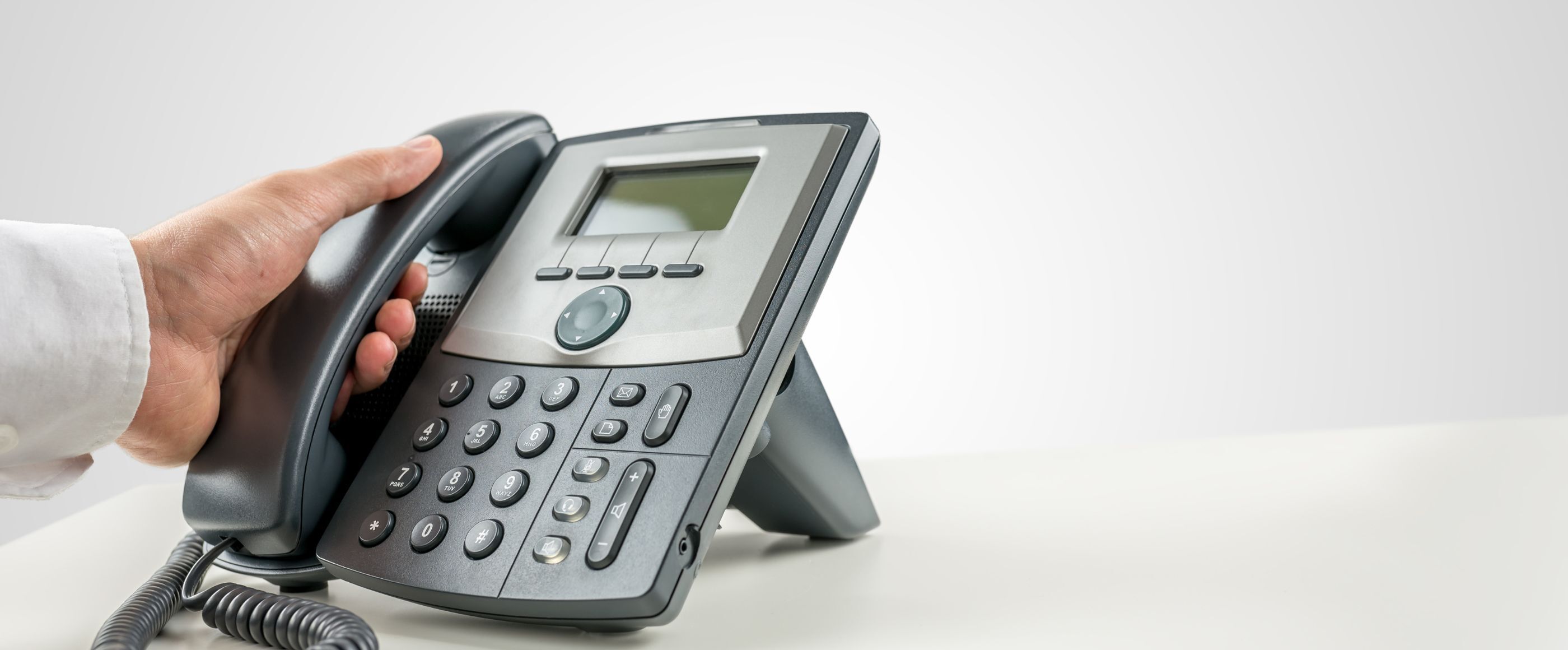 Eine Hand am Telefon.