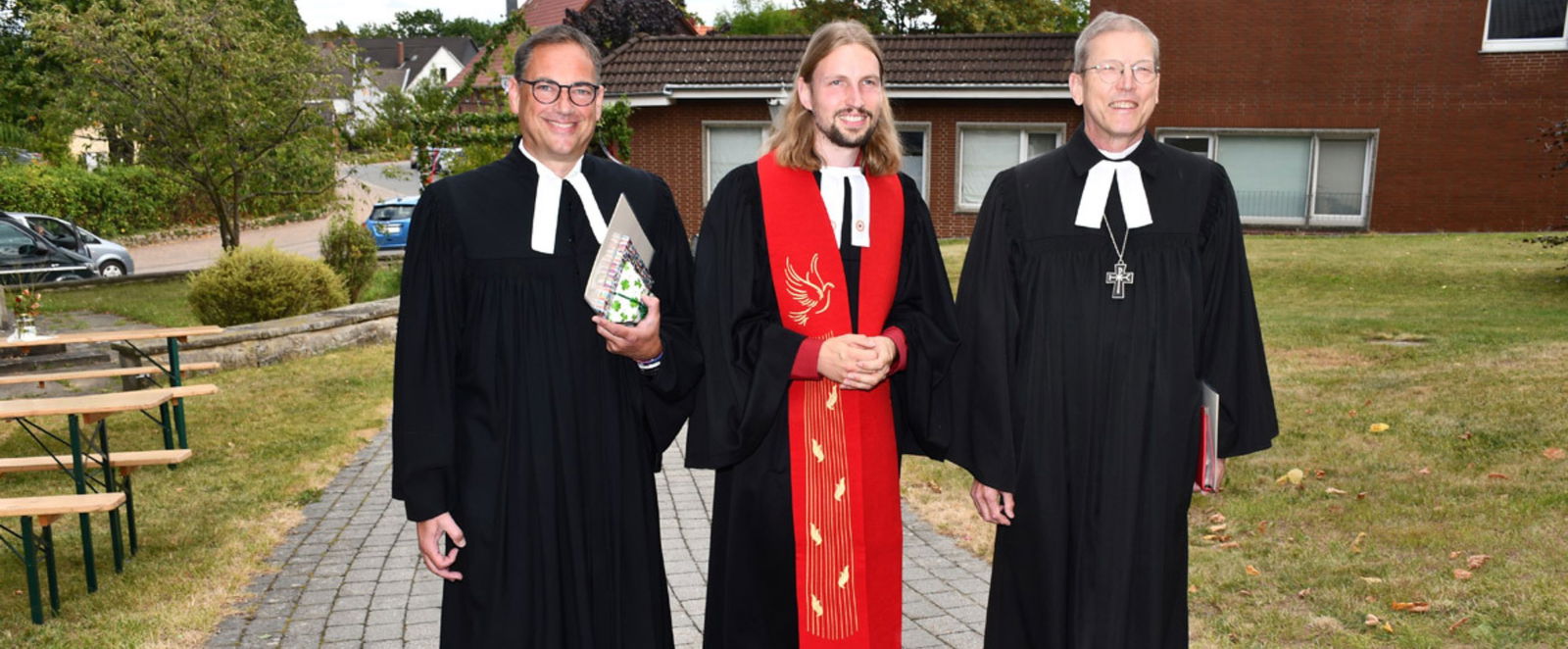 Drei Männer im Talar.