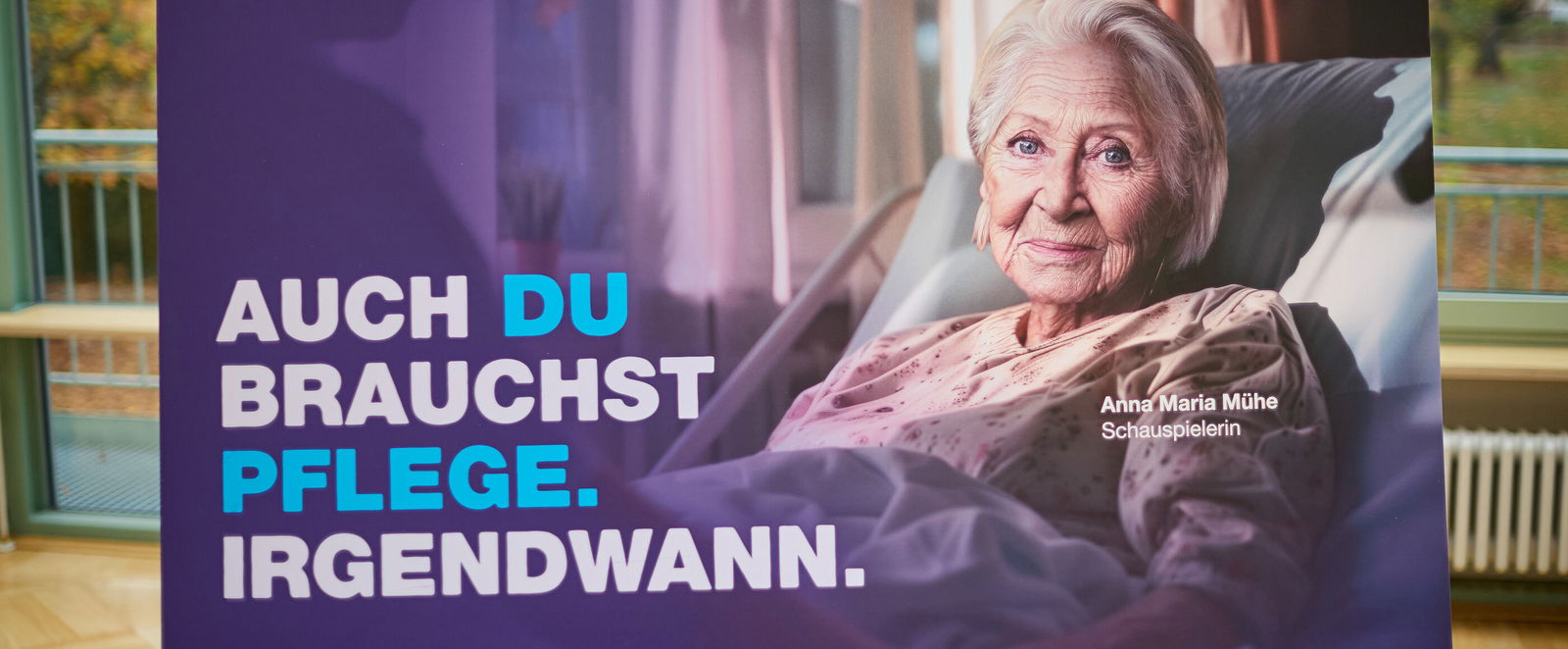 Ein Plakat mit der Aufschrift: Auch du brauchst Pflege. Irgendwann.