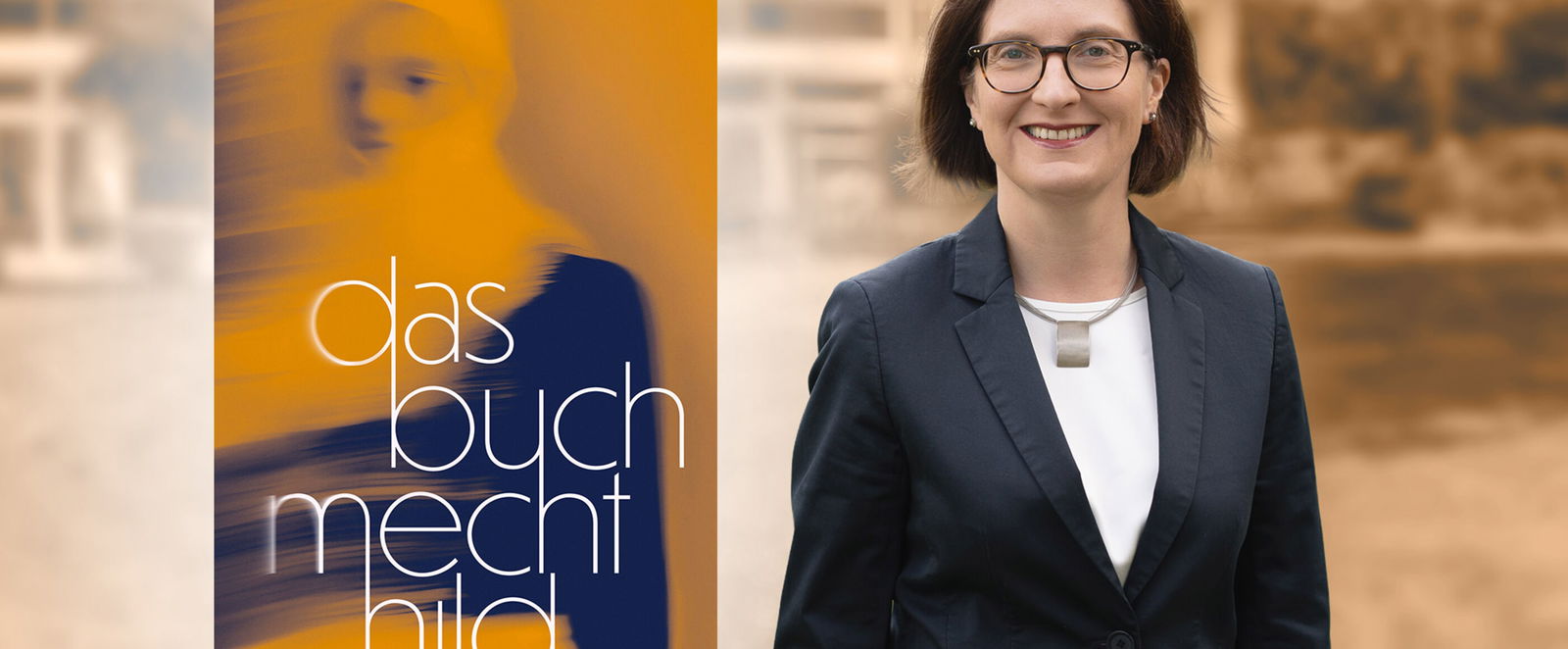 Eine als Frau lesbare Person neben einem Buchcover mit dem Titel: Das Buch Mechthild.