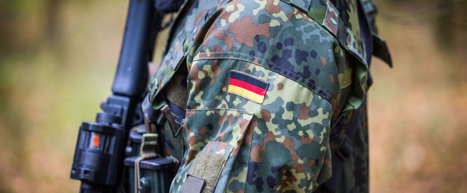 Ein Soldat auf einem Truppenübungsplatz.