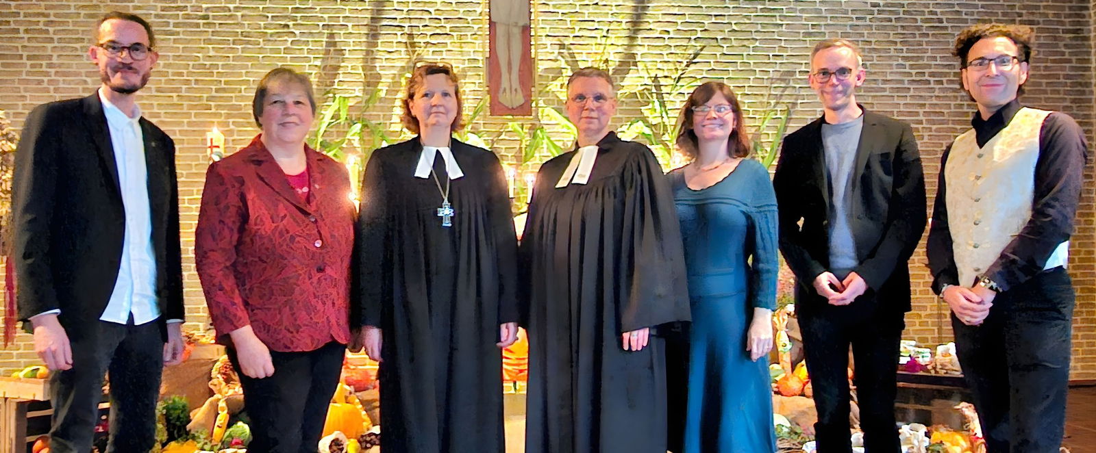 Eine Gruppe Menschen in der Kirche.