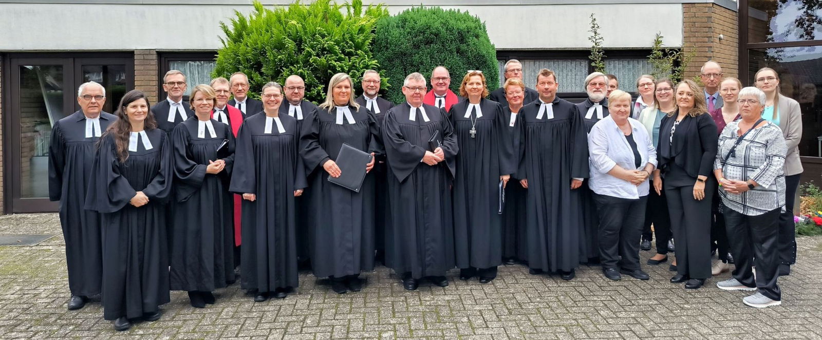 Ein Gruppenfoto, viele Menschen tragen einen Talar.