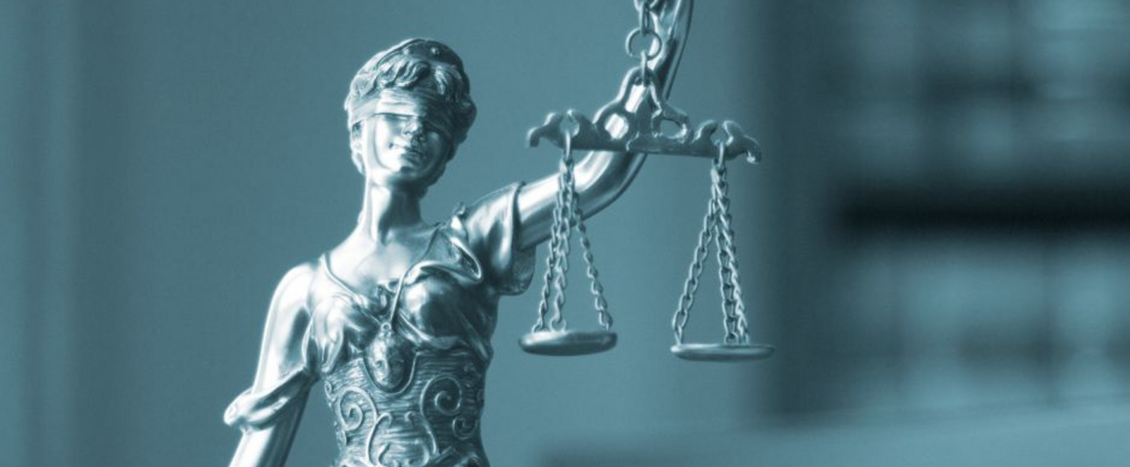 Eine Statue der Justicia mit Schwert und Waage.