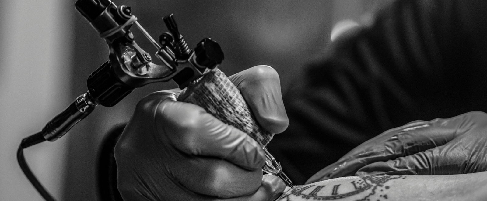 Nahaufnahme einer Tätowierung in schwarz-weiß. 