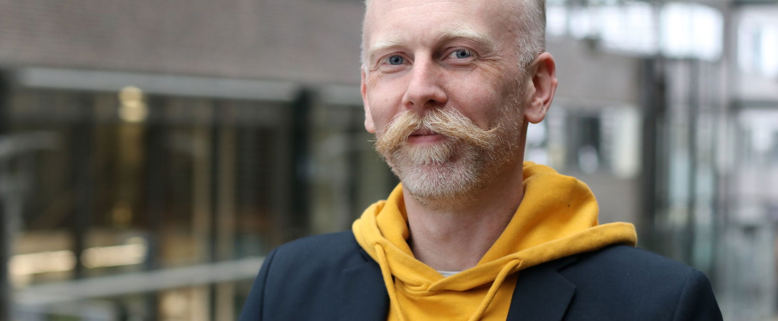 Eine männlich zu lesende Person schaut in die Kamera