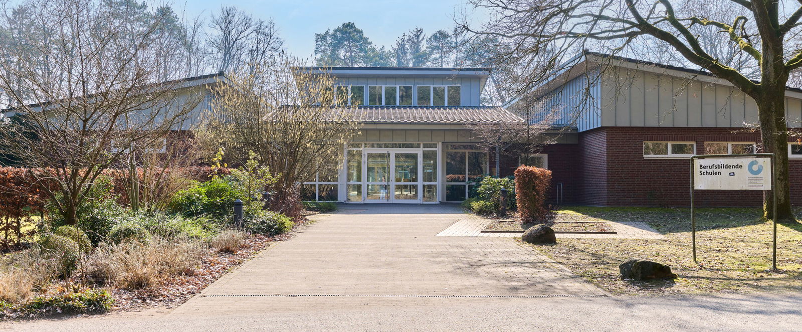 Ein Gebäude, vorn rechts steht ein Schild mit der Aufschrift Berufsbildende Schulen