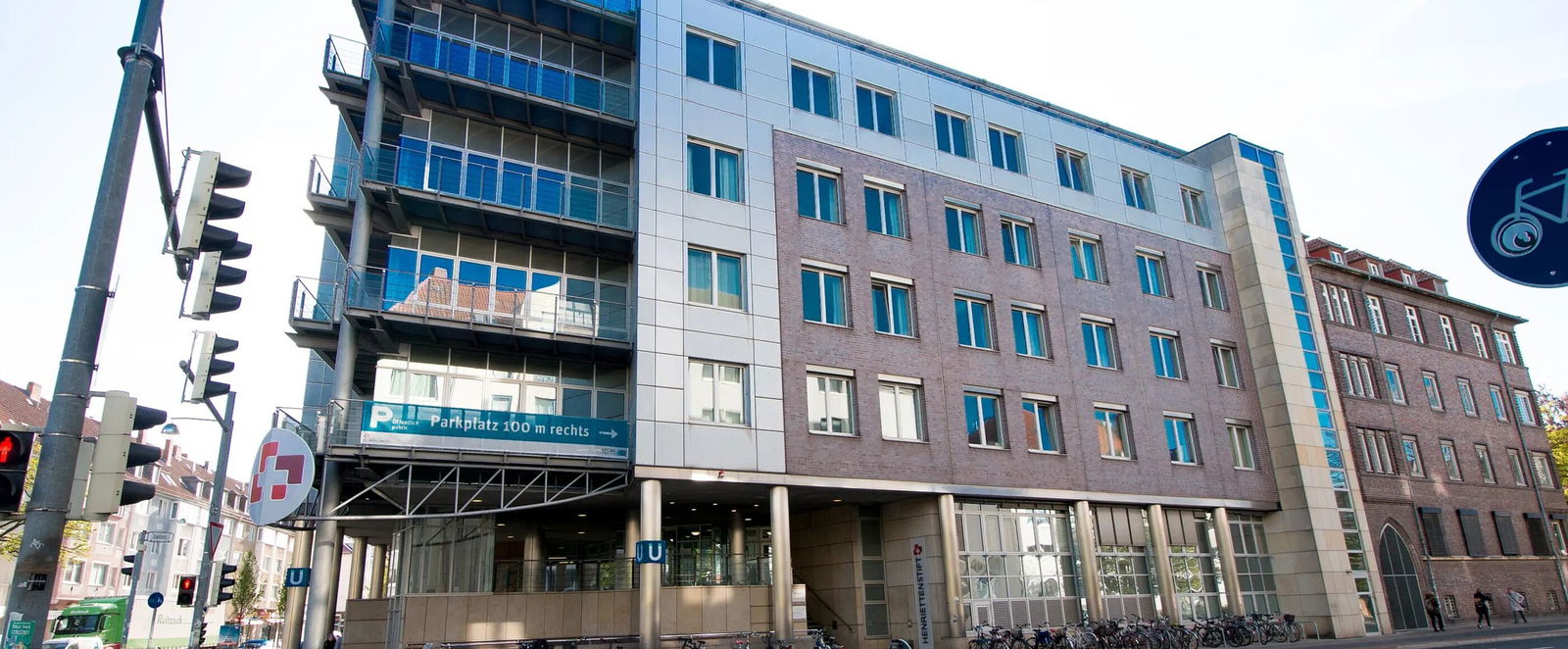 Ein großes Gebäude an einer großen Kreuzung.