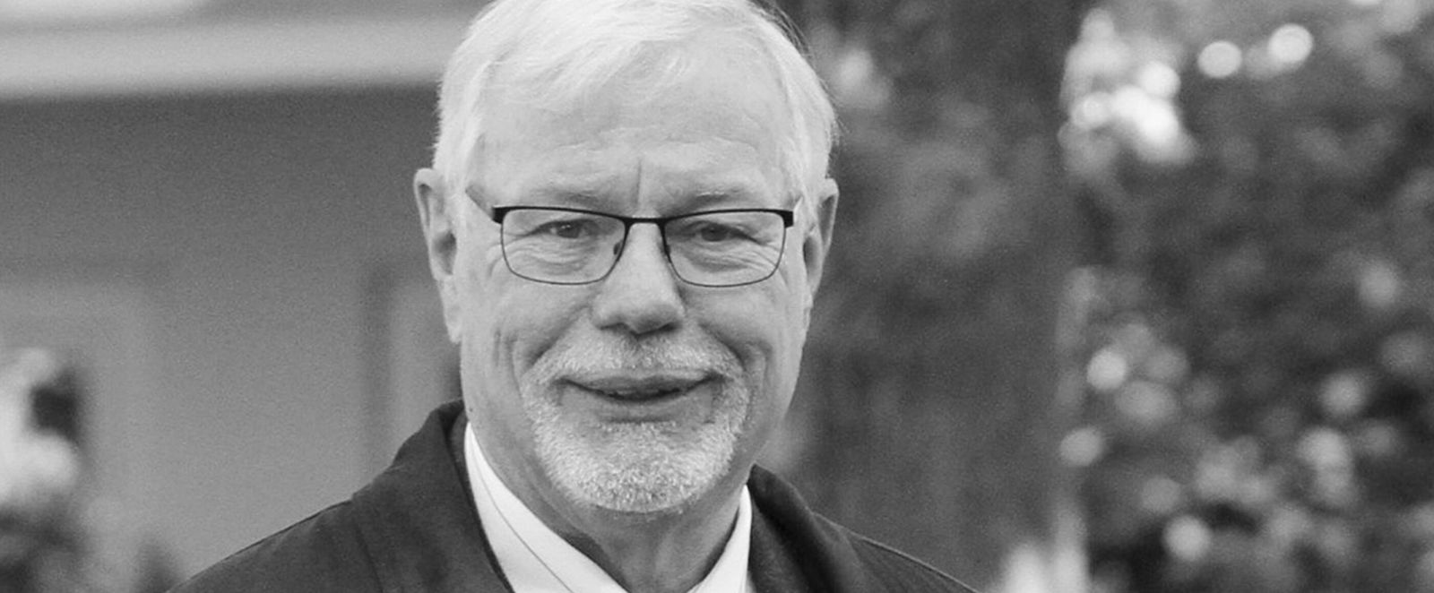 Schwarzweiß-Portrait einer als Mann lesbaren Person