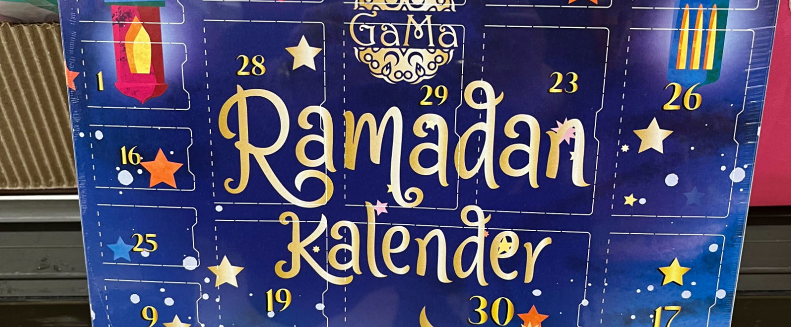 Ein Kalender mit viele Türchen, wie ein Adventskalender, mit der Aufschrift Ramadan.