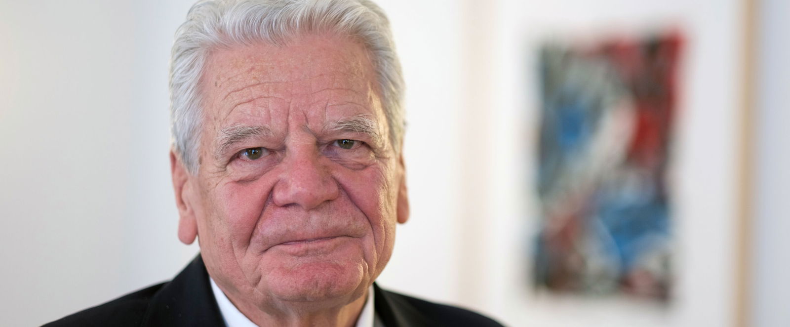 Portraitfoto einer älteren als Mann lesbaren Person.