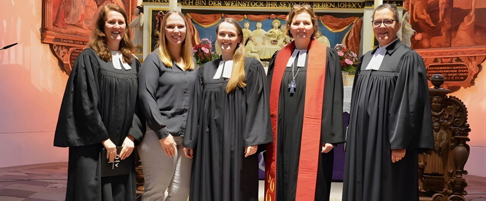 Frauen im Ornat vor einem Altar.