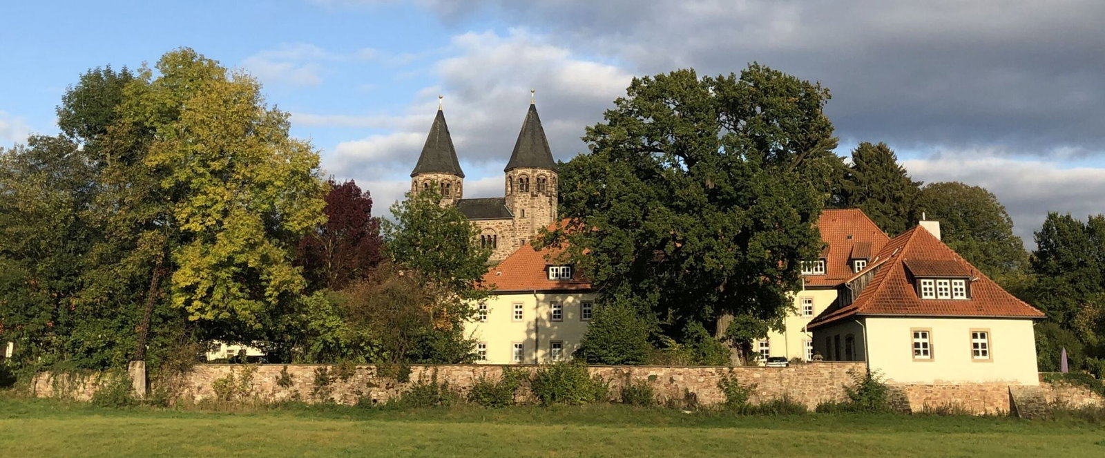 Ein Gebäude im Grünen.