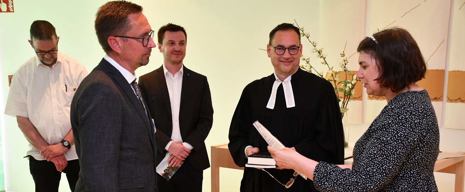 Menschen in Festkleidung.