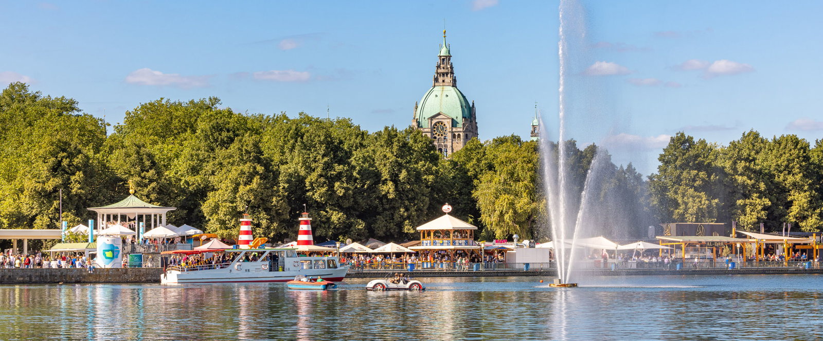 Ein See mit einer Fontäne in der Mitte.