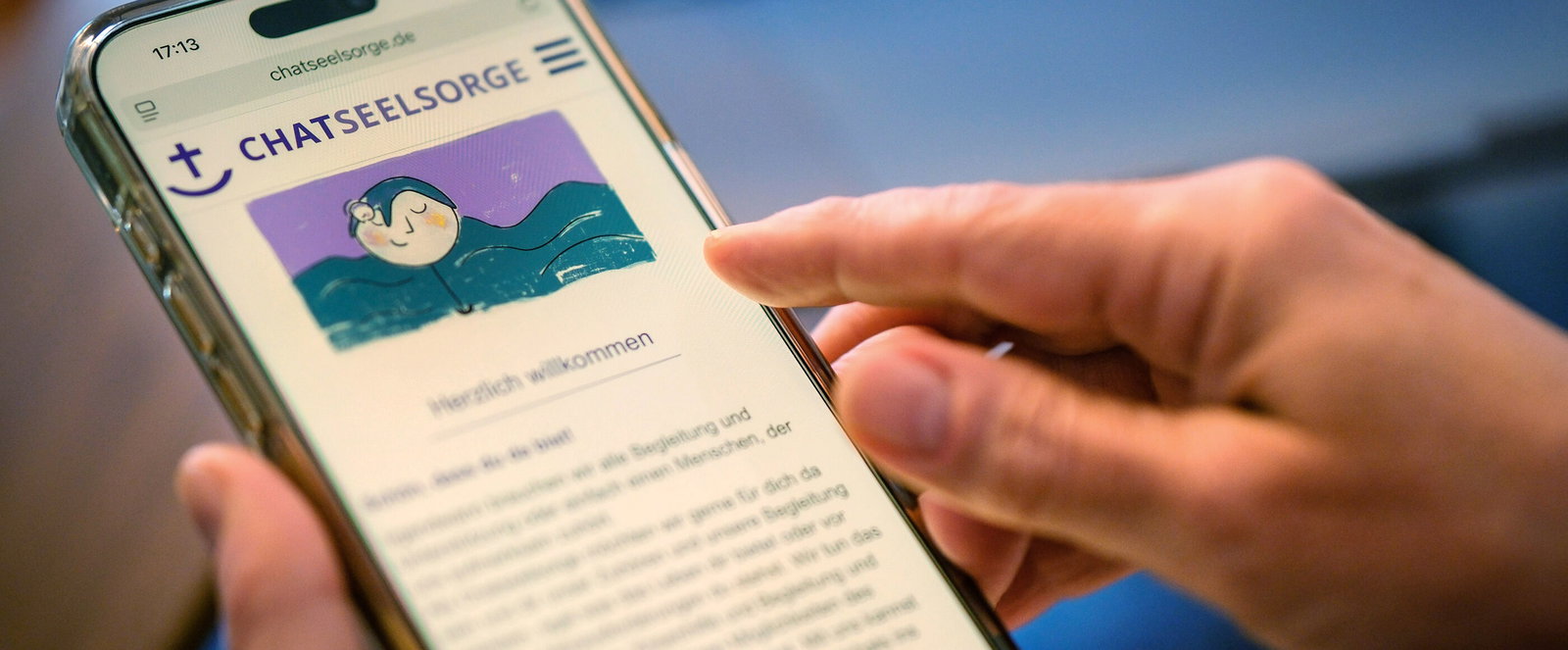 Eine Person schaut sich die Seite der Chatseelsorge auf dem Smartphone an