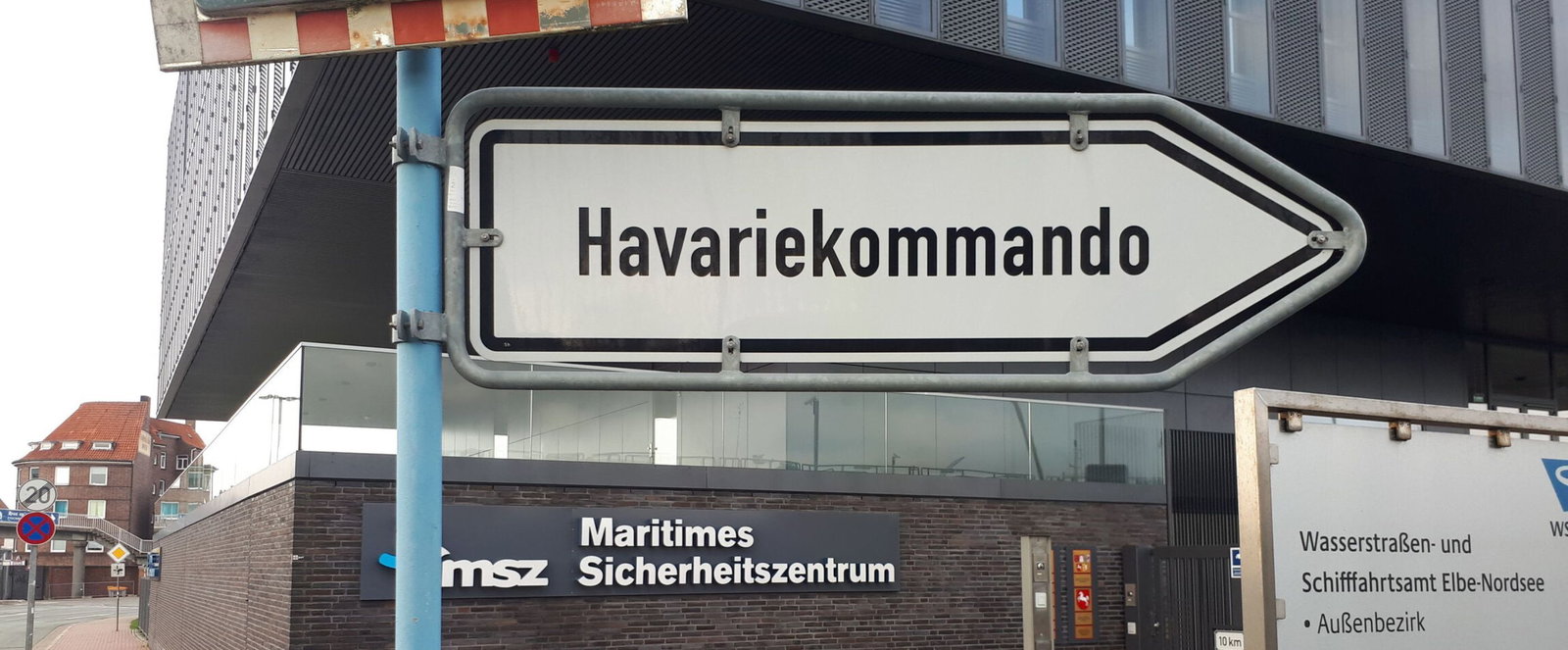 Ein Schild auf dem Havariekommando steht.