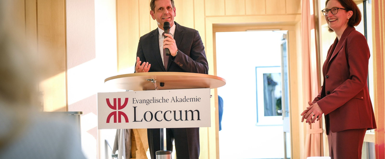 Ministerpräsident Olaf Lies steht an einem Lesepult. Neben ihm steht Prof. Dr. Julia Koll - Direktorin der evangelischen Akademie Loccum