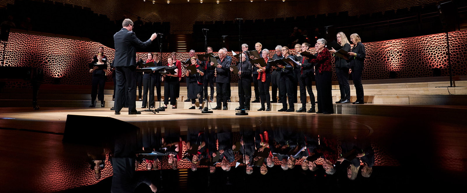 Ein Chor singt in einer großen Konzerthalle