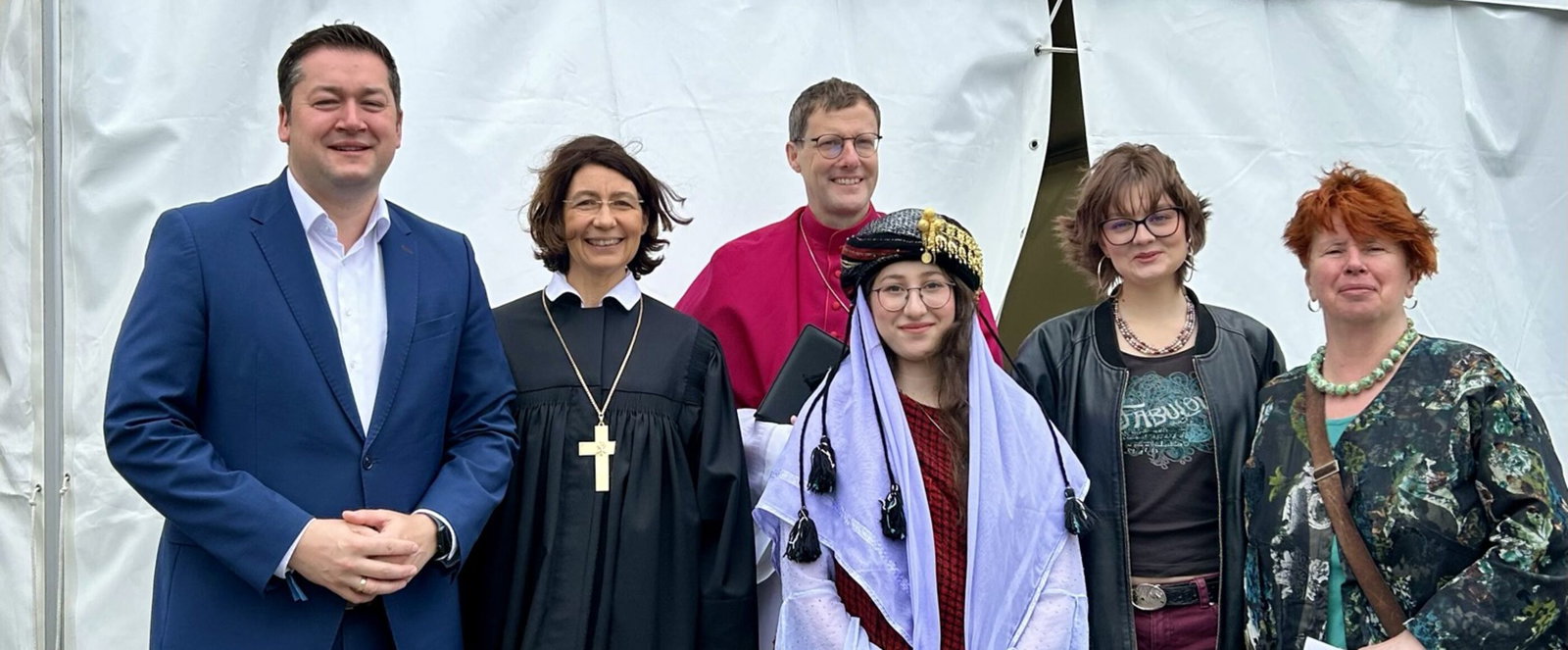 Eine Gruppe aus als Männern und Frauen lesbare Personen.