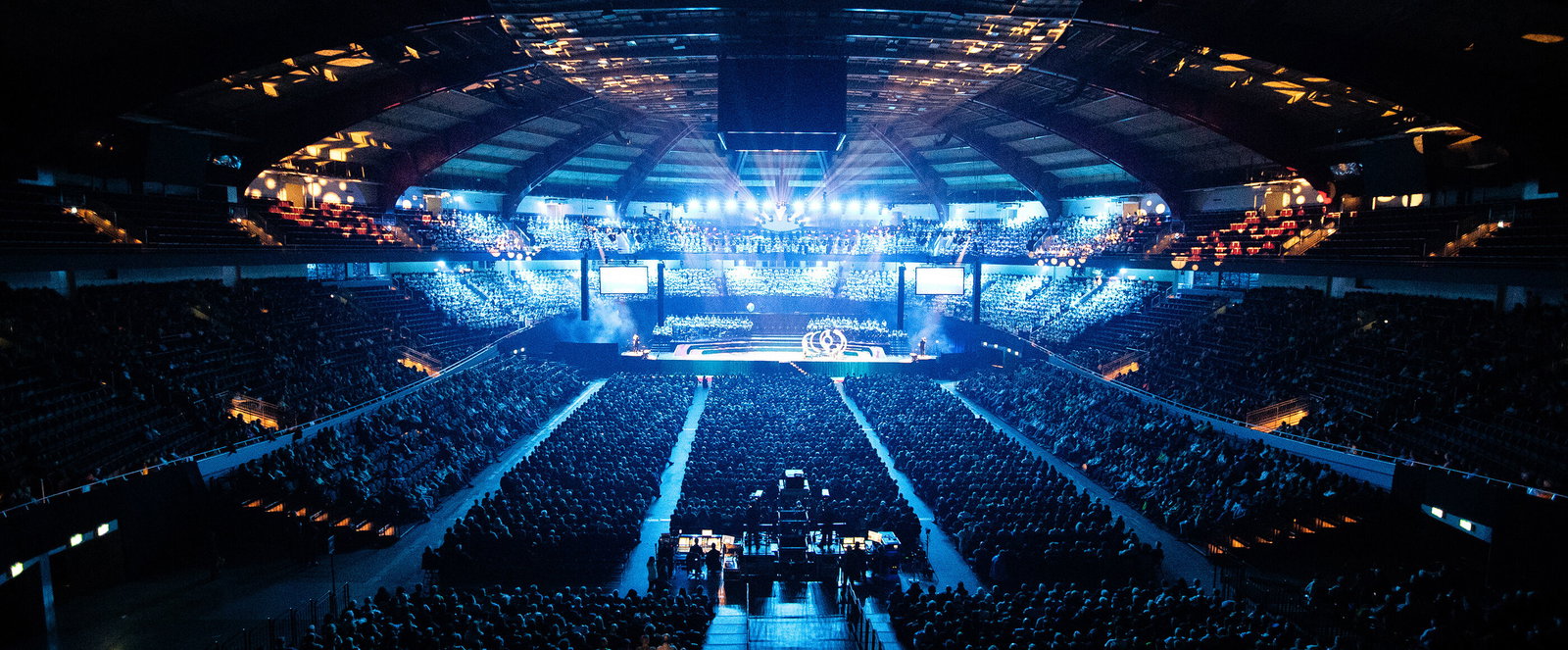 Eine große Halle mit vielen Menschen und Lightshow.