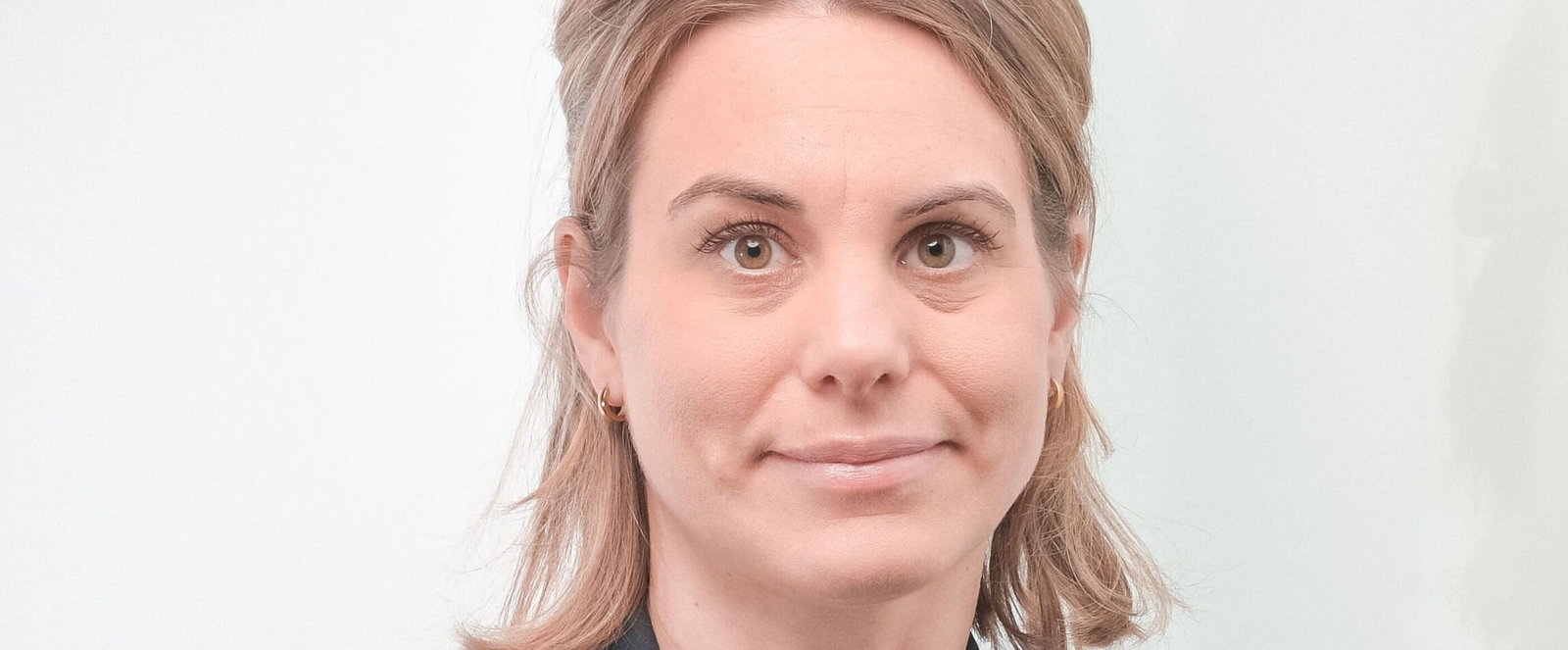 Portraitfoto einer als Frau lesbaren Person.