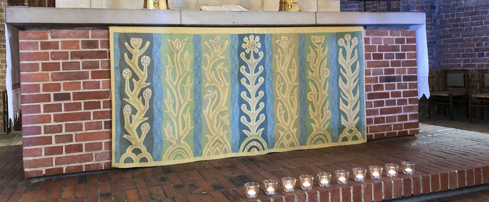 Mehrere Kerzen vor einem Altar