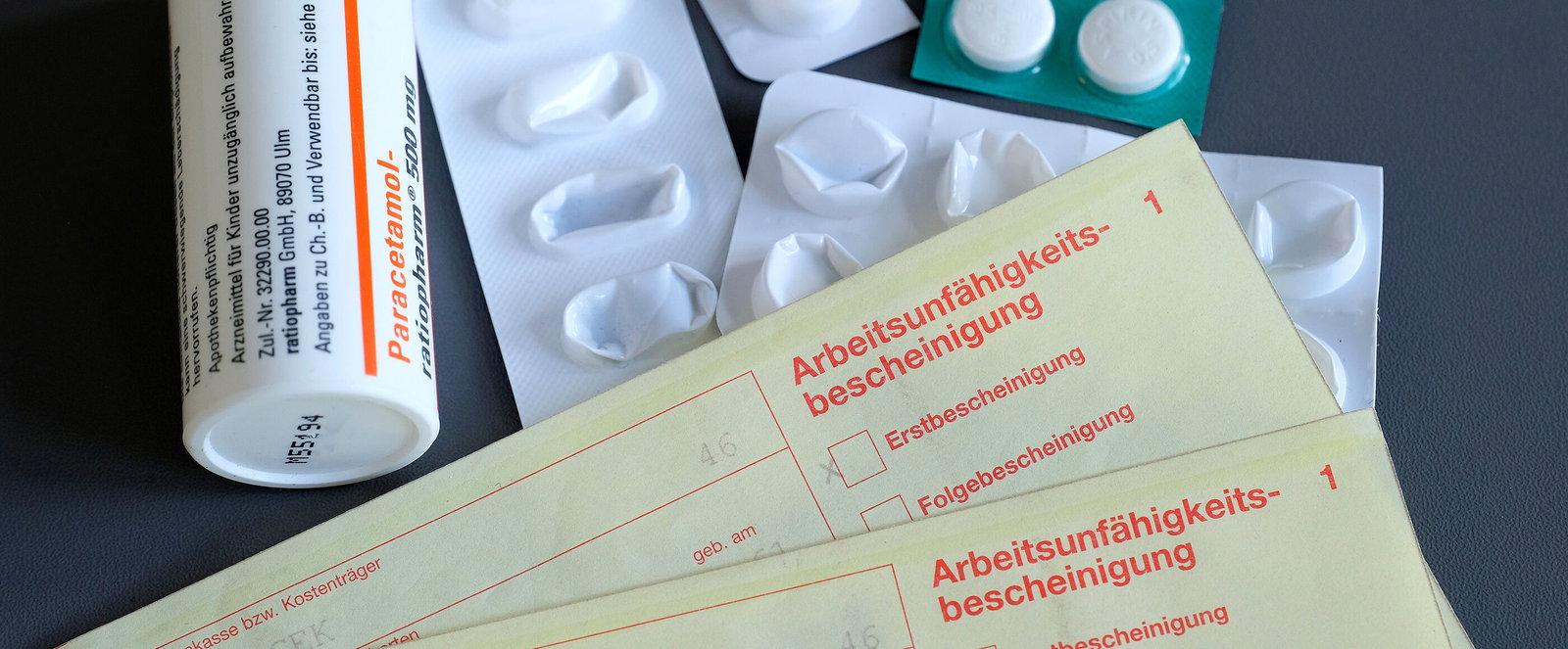 Medikamente und eine Krankschreibung.