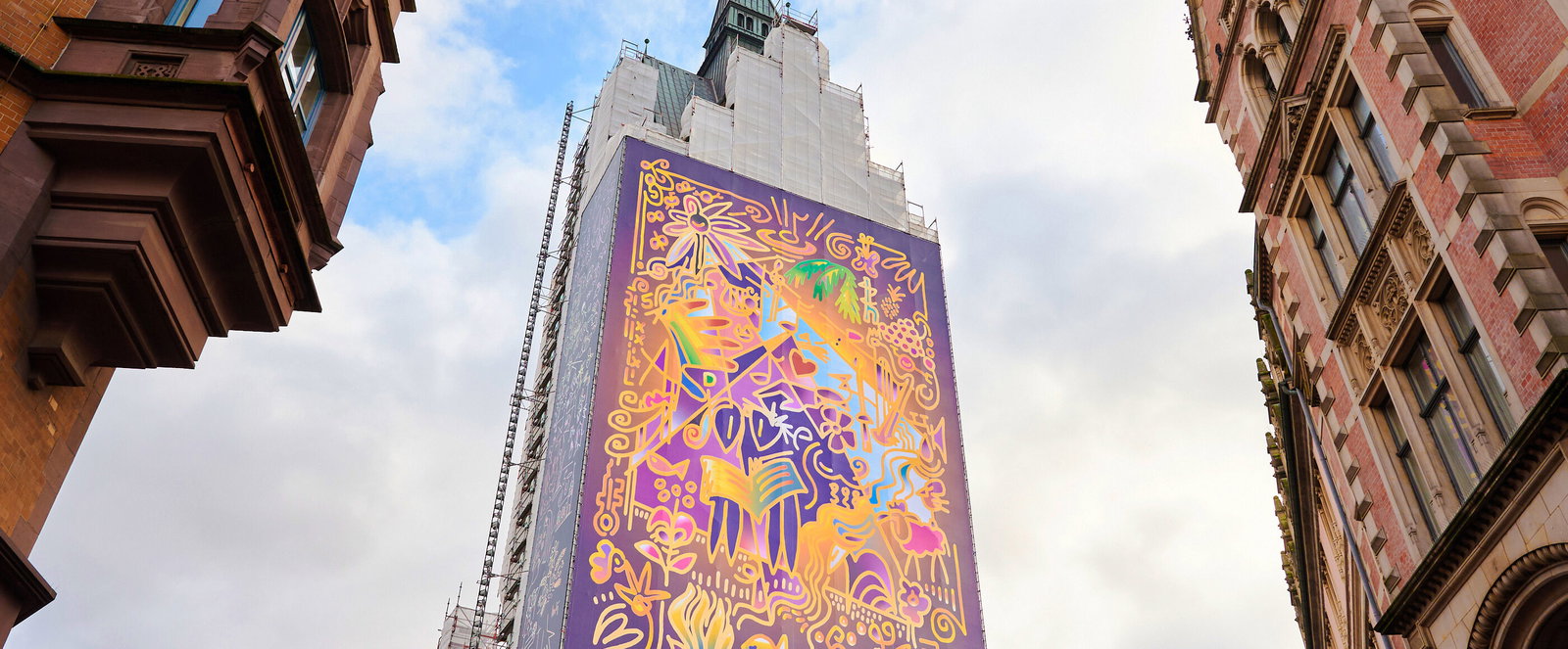 Ein Plakat hängt am Kirchturm der Marktkirche Hannover 