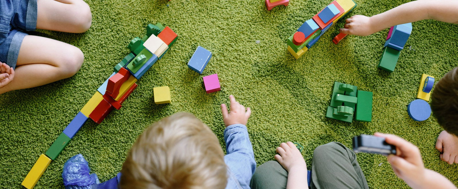 Kinder spielen mit Bauklötzen.