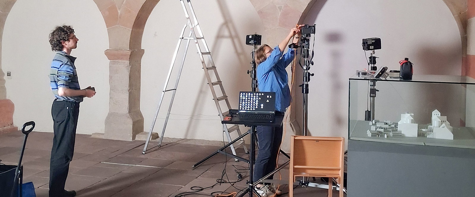 Wissenschaftler untersuchen Inschriften in einer Kirche.