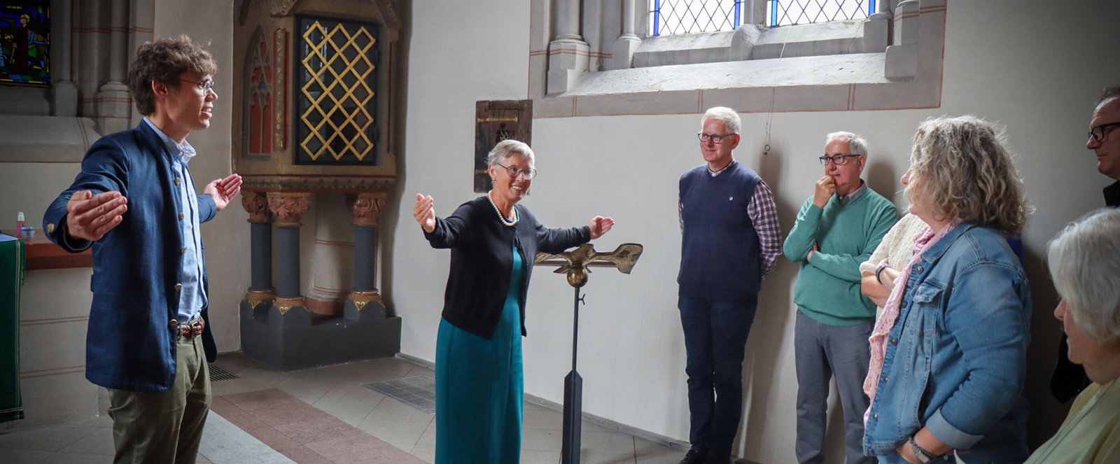 Eine Gruppe steht in einem Kirchenraum