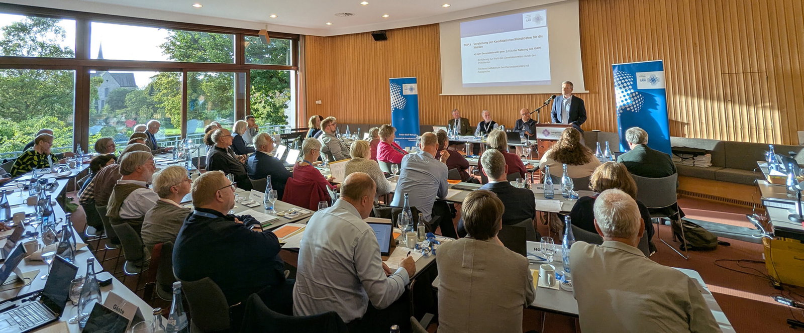 Viele Menschen bei einer Tagung in einem Saal