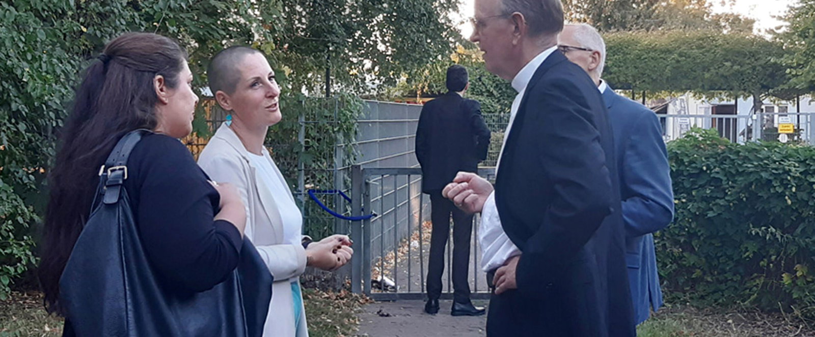 Zwei als Frauen und zwei als Frauen lesbare Personen unterhalten sich.