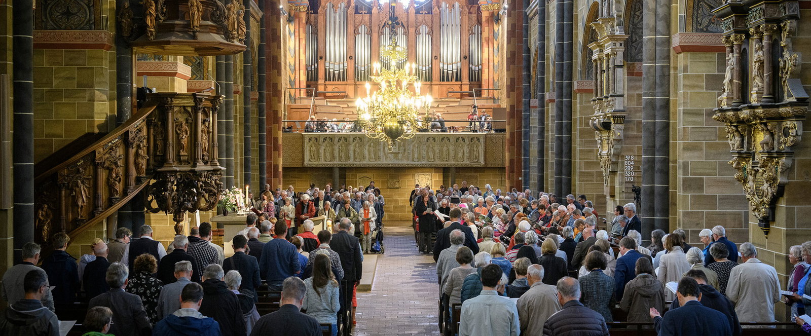 Eine große, vollbesetzte Kirche.