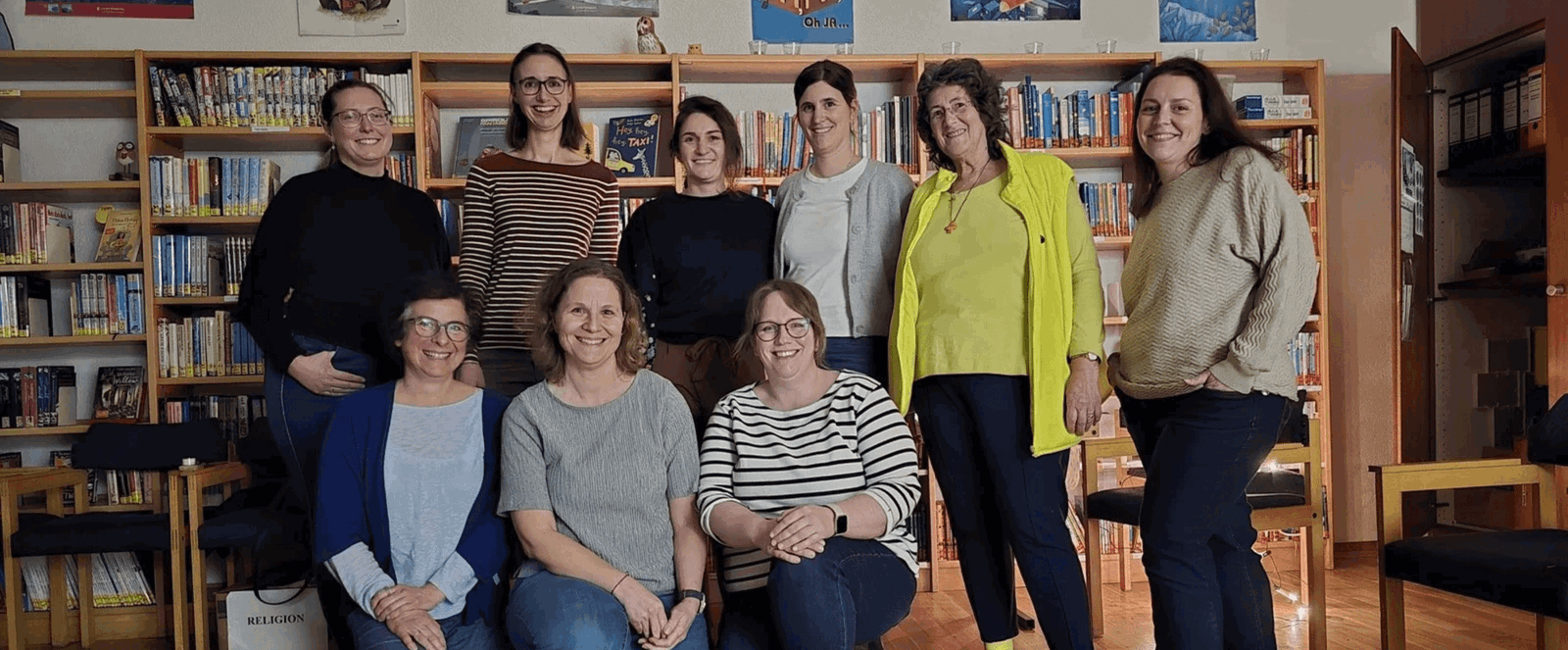 Frauen in einer Bibliothek.