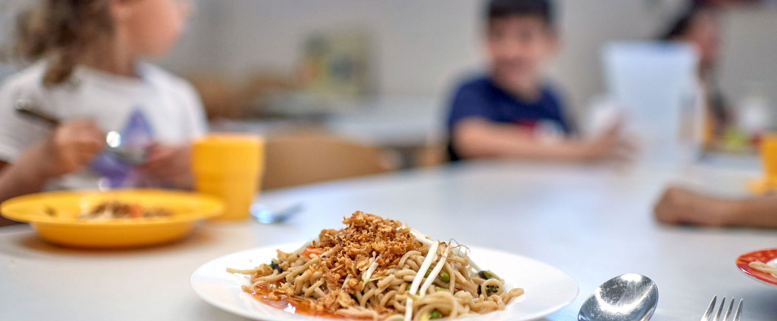 Kinder beim Mittagessen in der Arche im Berliner Bezirk Hellersdorf. epd-Bild: Christian Ditsch