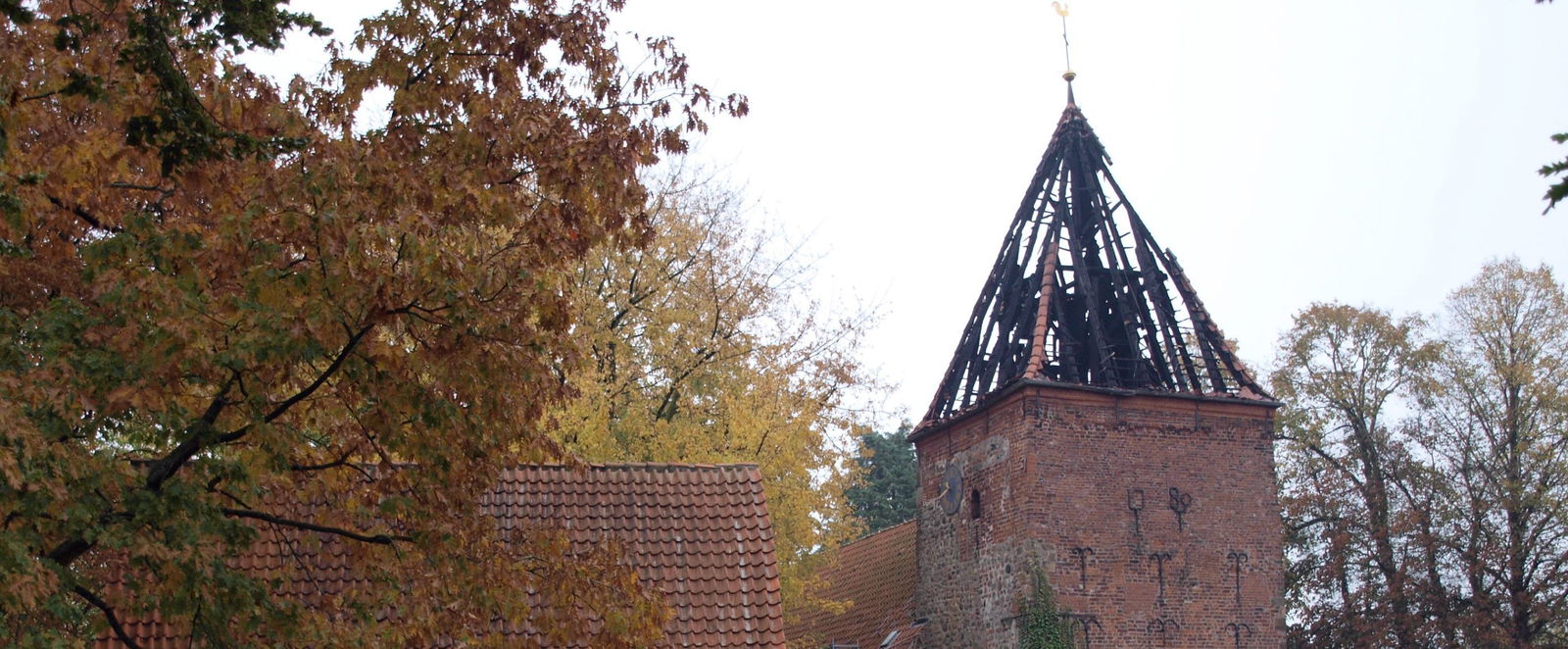 Ein abgebrannter Kirchturm
