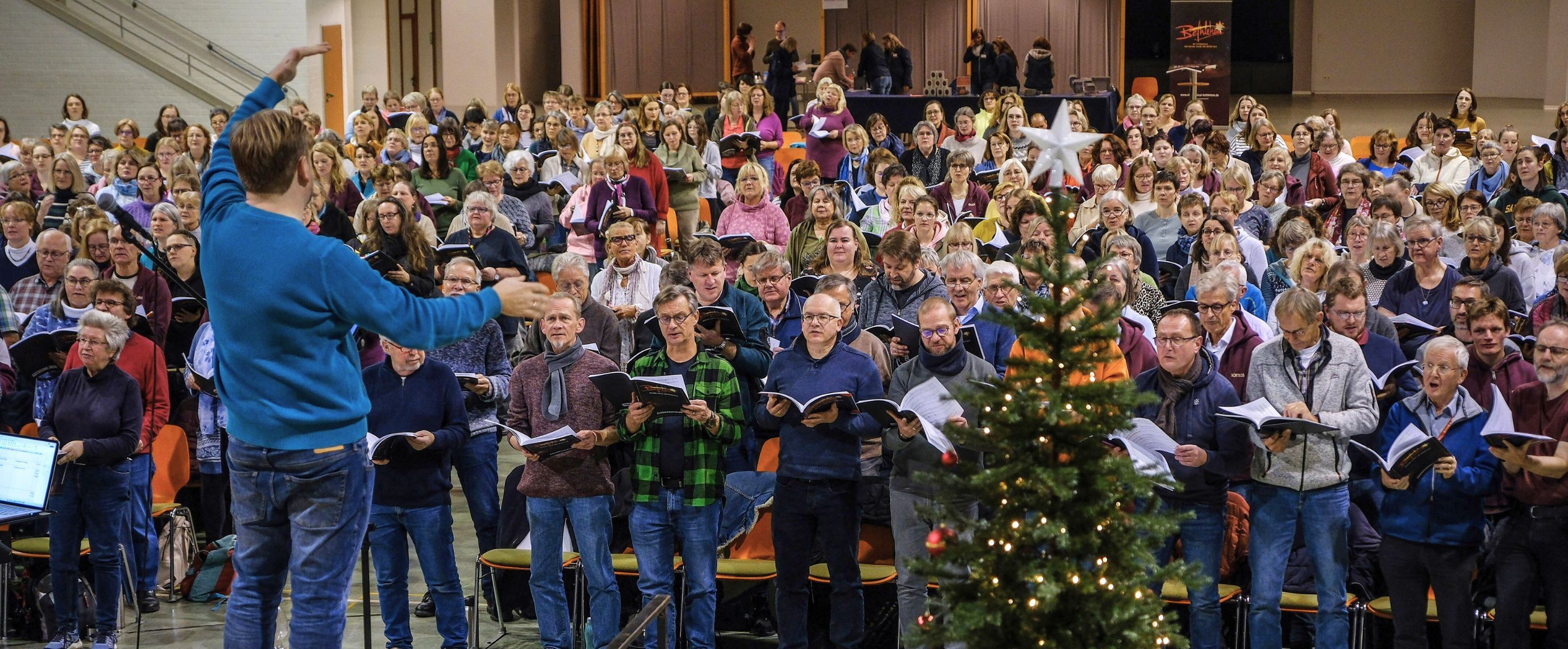 Viele singende Menschen