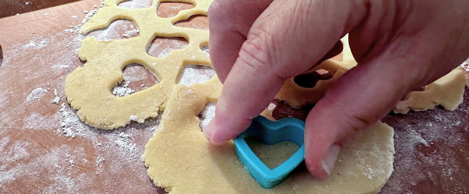 Keksteig und ein blauer Herz-Ausstecher