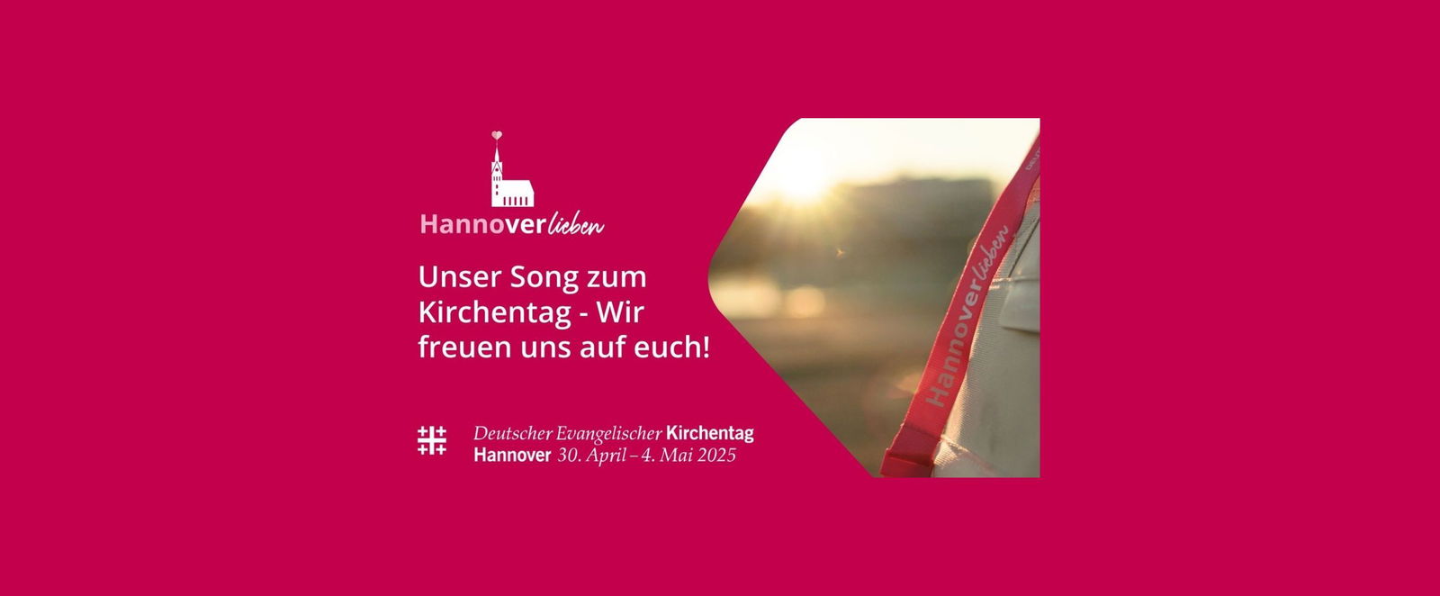 Auf rosarotem Hintergrund steht "Kirchentag 2025 - Wir freuen uns auf Euch", rechts ist ein Schlüsselband vor einem Sonnenuntergang zu sehen.
