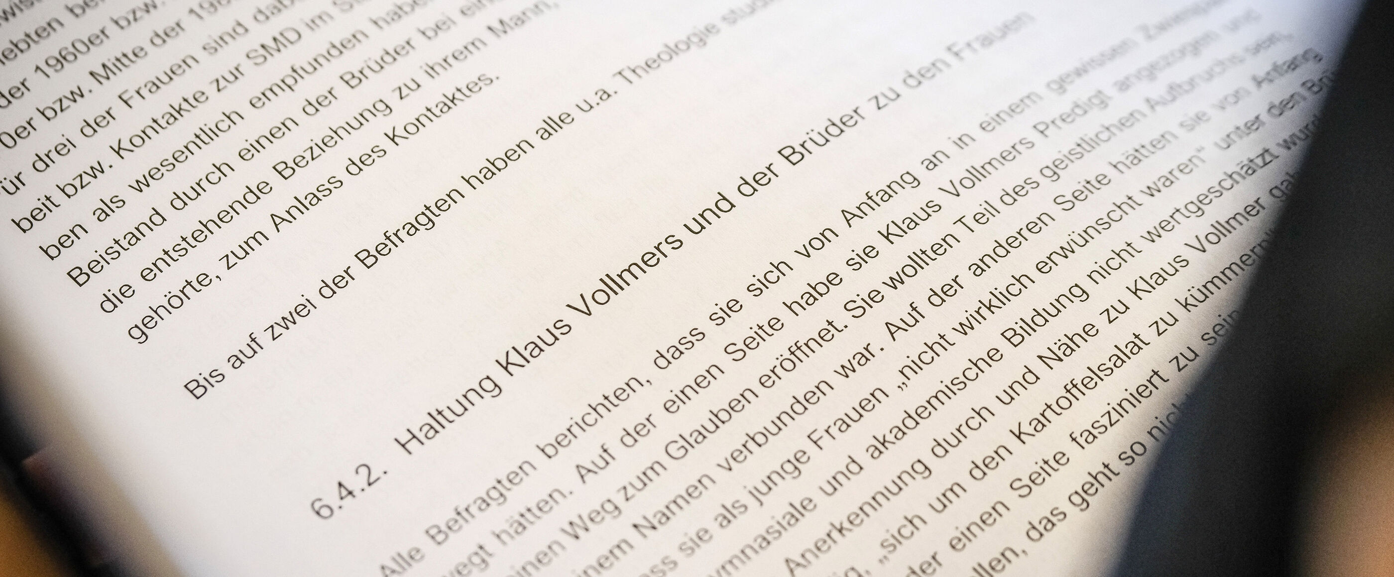 Eine aufgeschlagene Buchseite mit Text