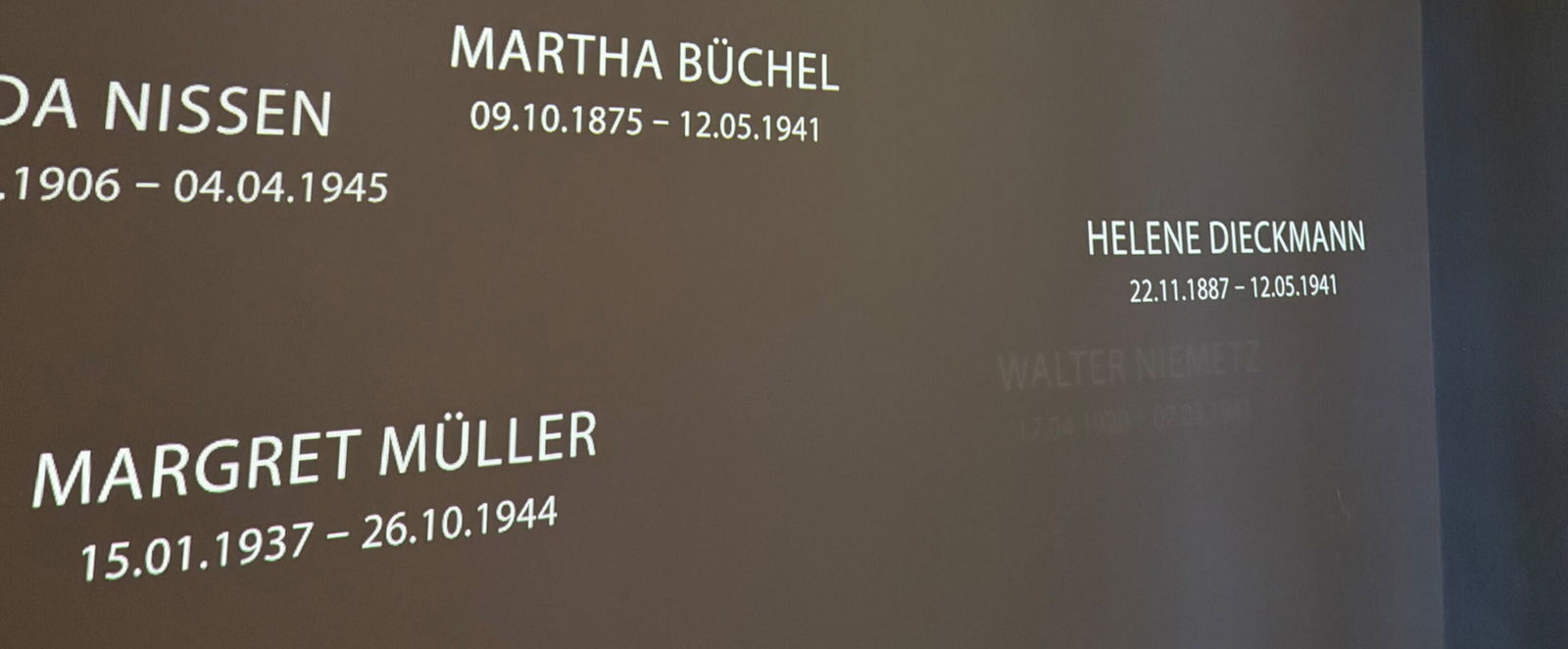 Namen und Lebensdaten von Euthanasie-Opfern werden an eine Wand projiziert.