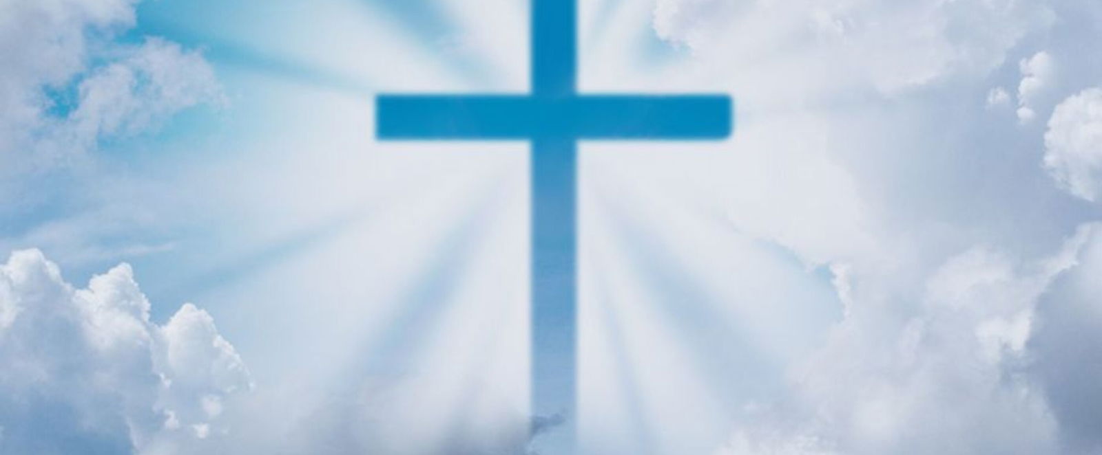 Wolken bilden ein Kreuz, das von weißen Strahlen umrahmt ist.