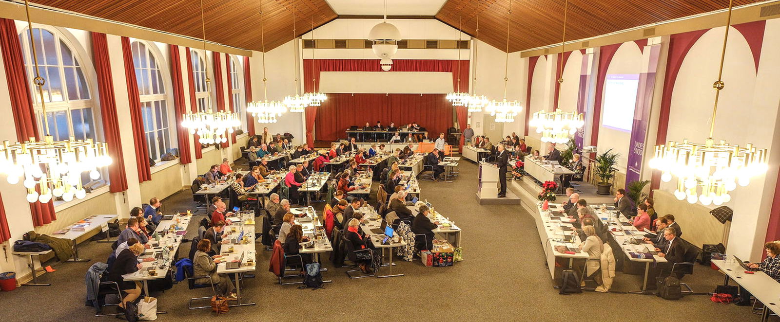 Ein großer Saal mit vielen Menschen